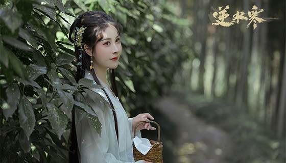 立春上香祈福，小娘子泪洒佛前